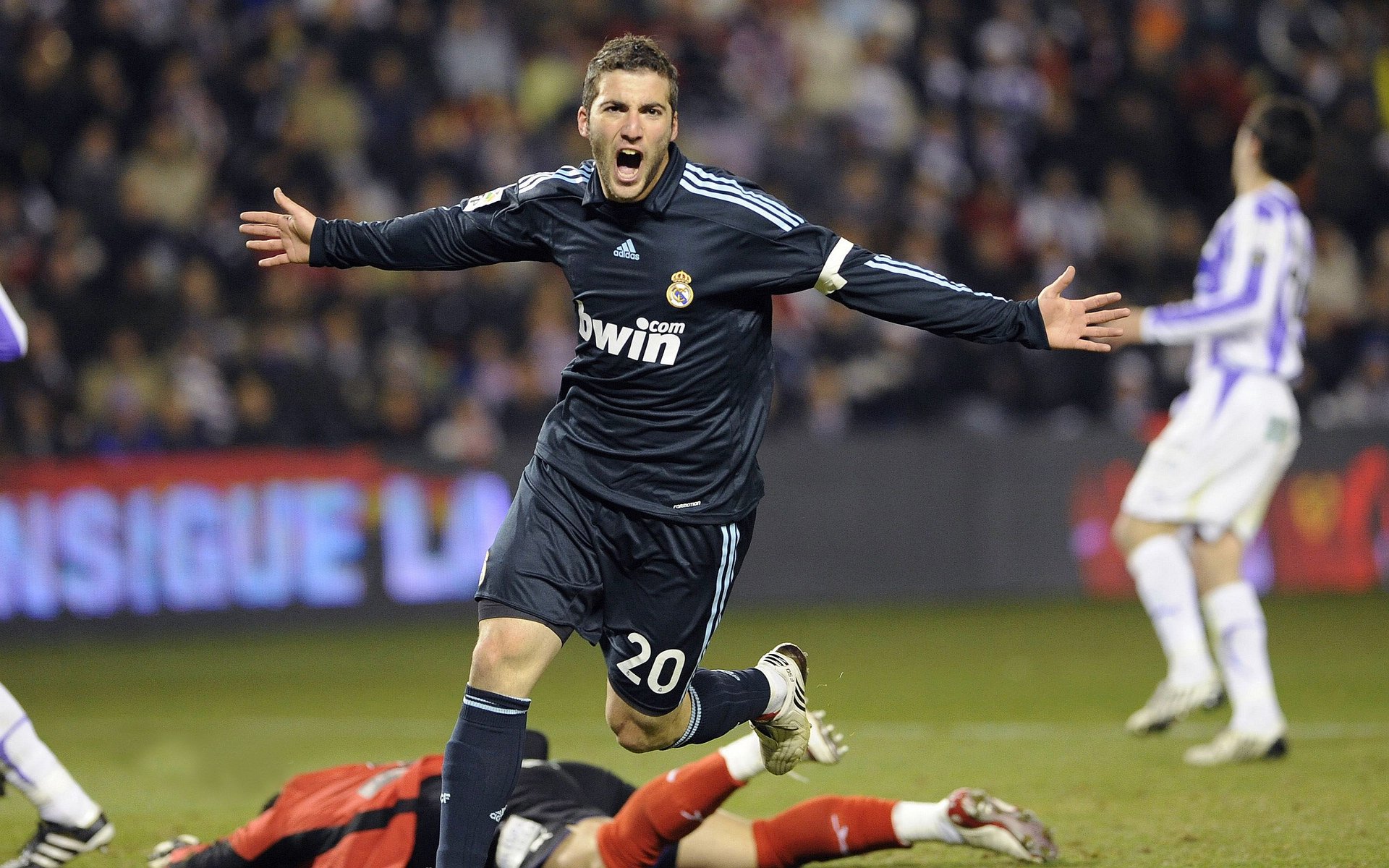 开云下载-欧冠半决赛焦点战，塞维利亚轻取乌拉圭，战术智慧与团队精神的胜利